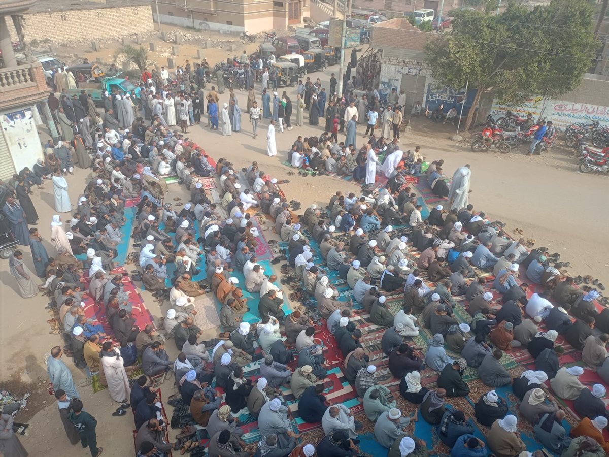 تشييع جثمان شاب توفى في حادث انقلاب سيارة أثناء عمله بالسعودية بمسقط رأسه في أبو ناعورة بالفيوم