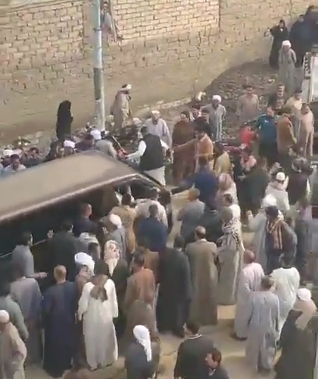 تشييع جثمان شاب توفى في حادث انقلاب سيارة أثناء عمله بالسعودية بمسقط رأسه في أبو ناعورة بالفيوم