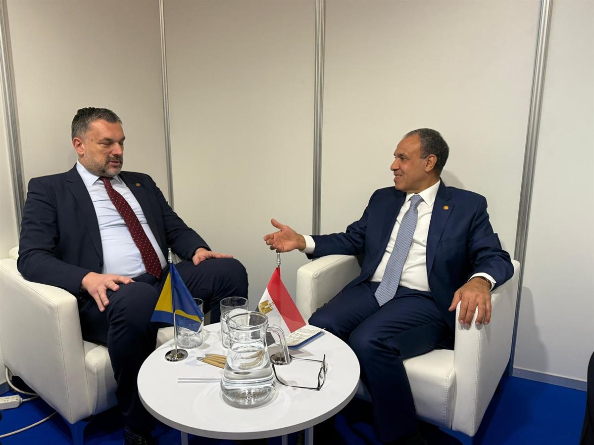 وزير الخارجية أثناء لقاء بوزير خارجية البوسنة والهرسك