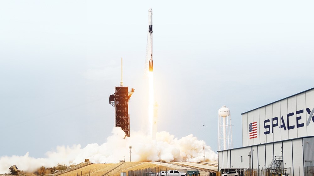 <strong>إطلاق القمر الاصطناعي فاي-1</strong>