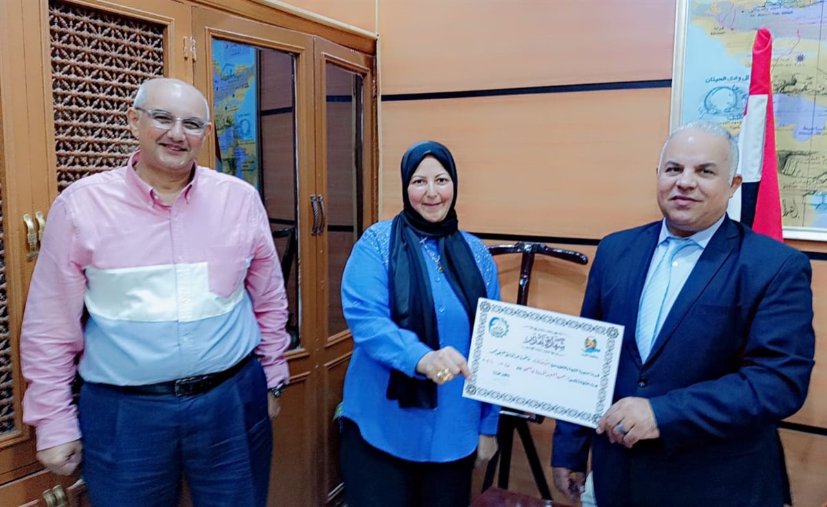 تكرم مديرة مدرسة فاطمة الزهراء ومعلمة وطالبة لتميزهم في مبادرة