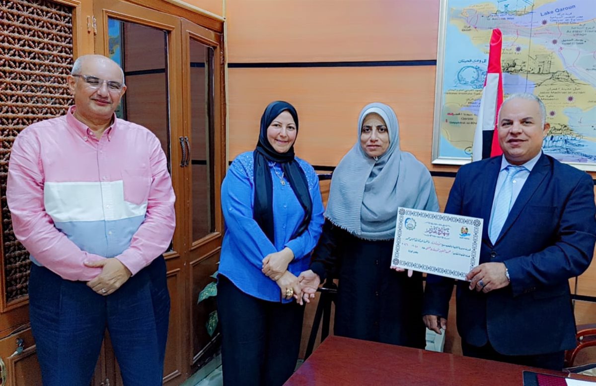 تكرم مديرة مدرسة فاطمة الزهراء ومعلمة وطالبة لتميزهم في مبادرة