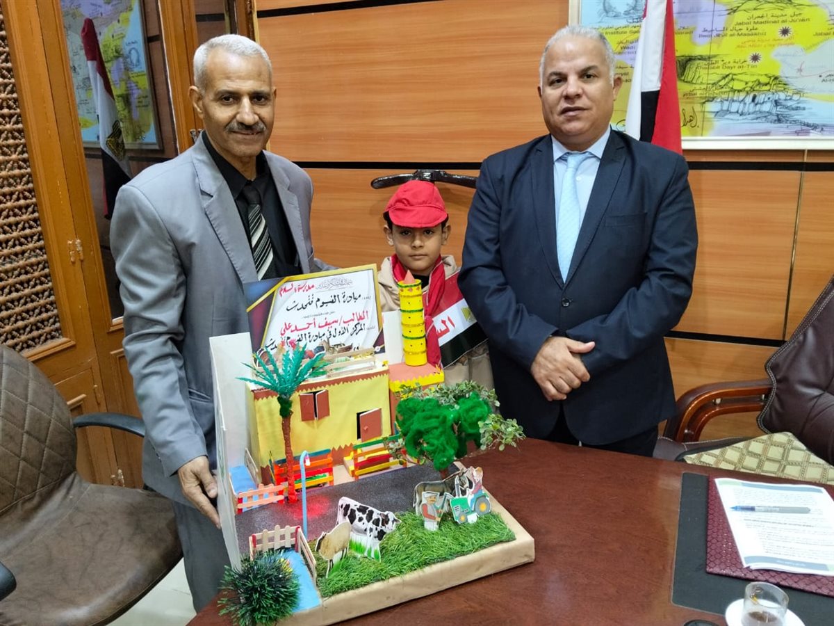 تكرم مديرة مدرسة فاطمة الزهراء ومعلمة وطالبة لتميزهم في مبادرة