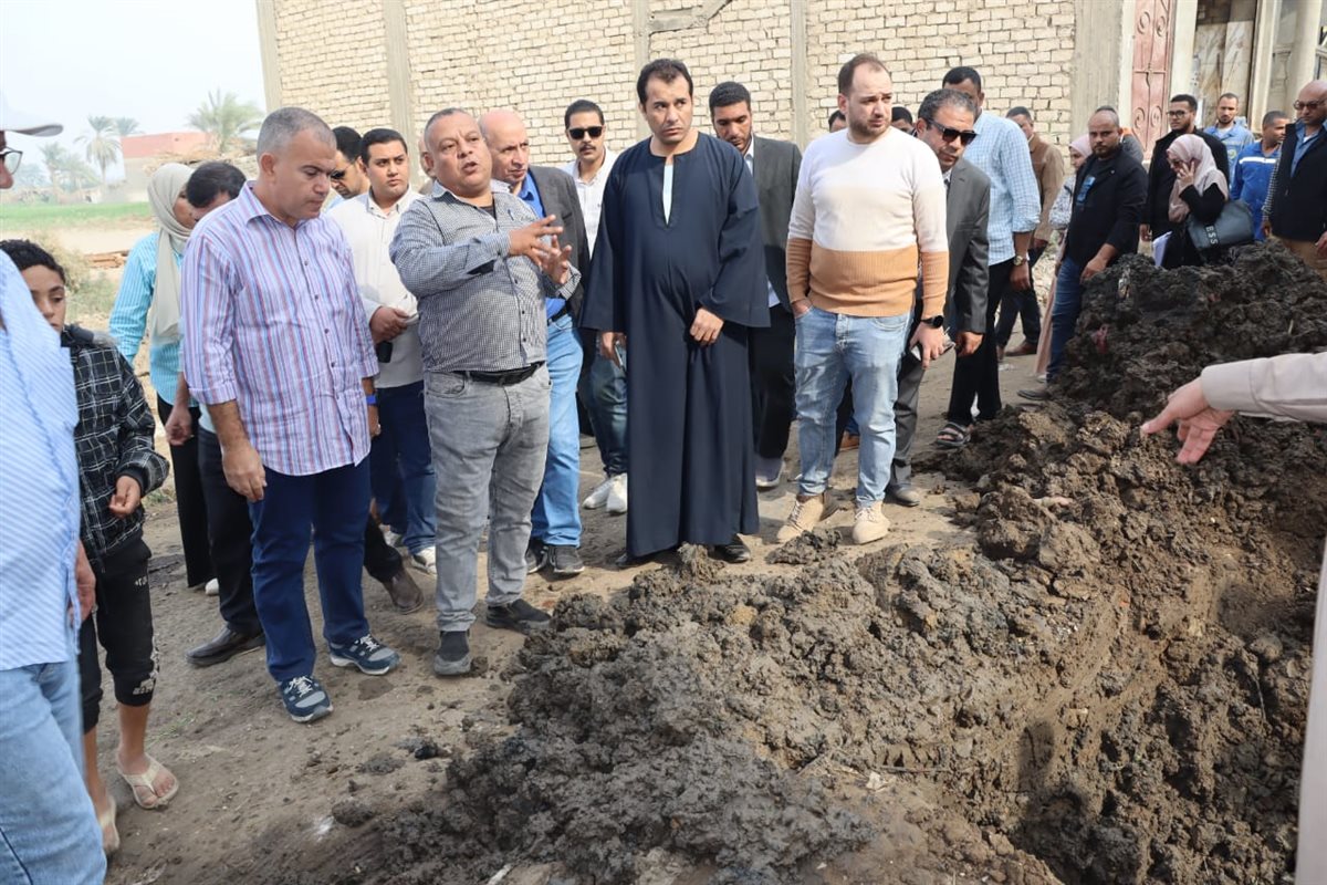 استجابة لشكوى الأهالي.. رئيس مياه الفيوم يتفقد عزبة راحيل ويأمر بإصلاح تسرب بخطوط المياه