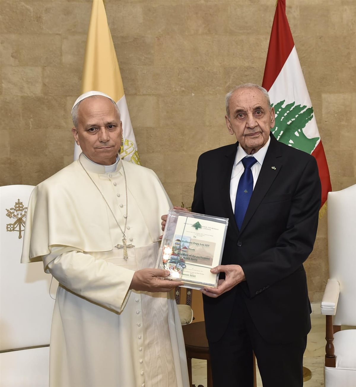 رئيس مجلس النواب يهدي بابا الفاتيكان كتاب “على خطى يسوع المسيح في لبنان”