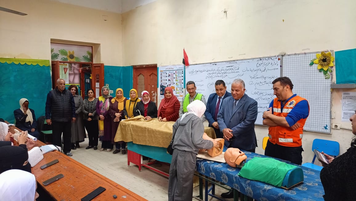 مدير تعليم الفيوم يتابع تدريب الإسعافات الأولية بمدرسة المحمدية الإعدادية للبنات