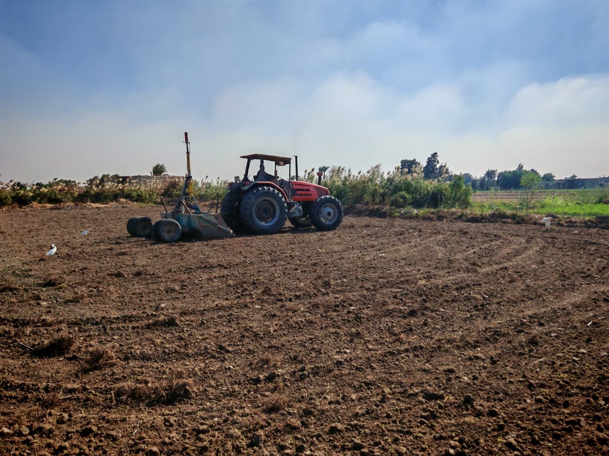 حملة تسوية الأراضى بالليزر ضمن مشروع ترشيد استخدام المياه في زراعه القمح على مصاطب