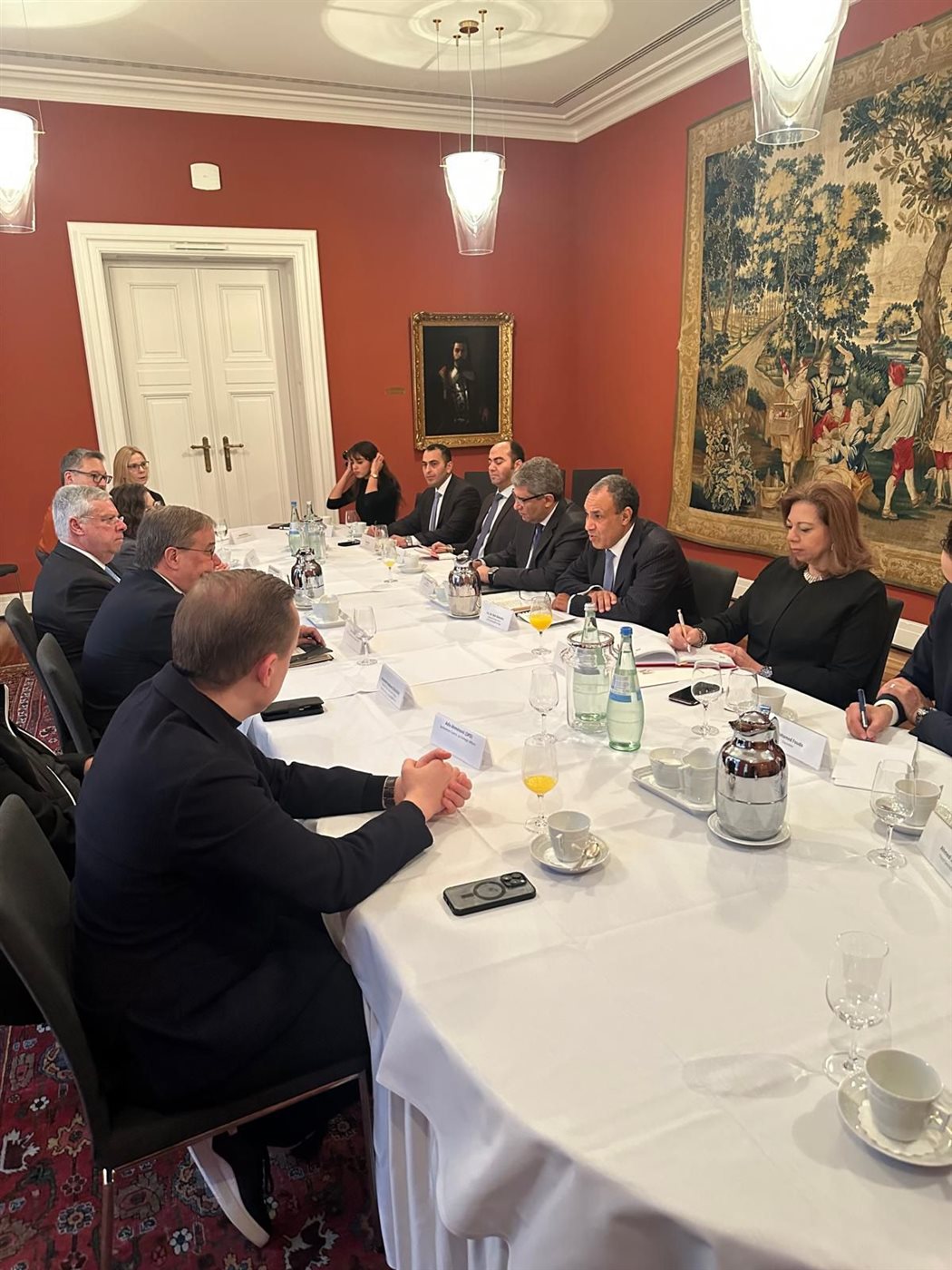 <strong>وزير الخارجية يلتقي مع أعضاء لجنة العلاقات الخارجية بالبرلمان الألماني</strong>