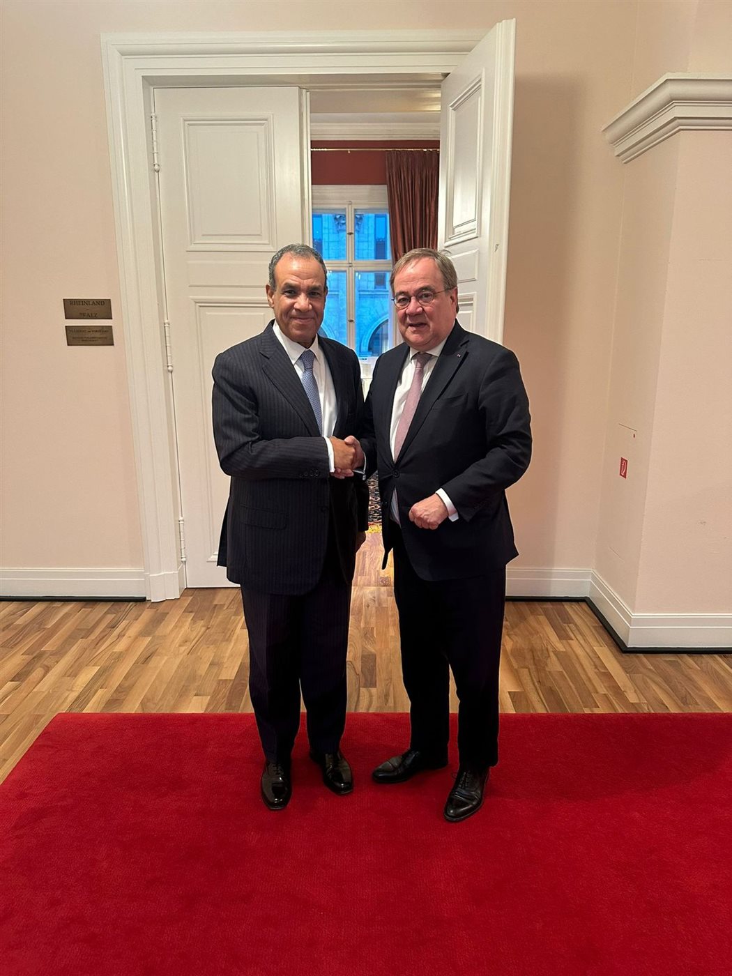 <strong>وزير الخارجية يلتقي رئيس لجنة العلاقات الخارجية بالبرلمان الألماني</strong>