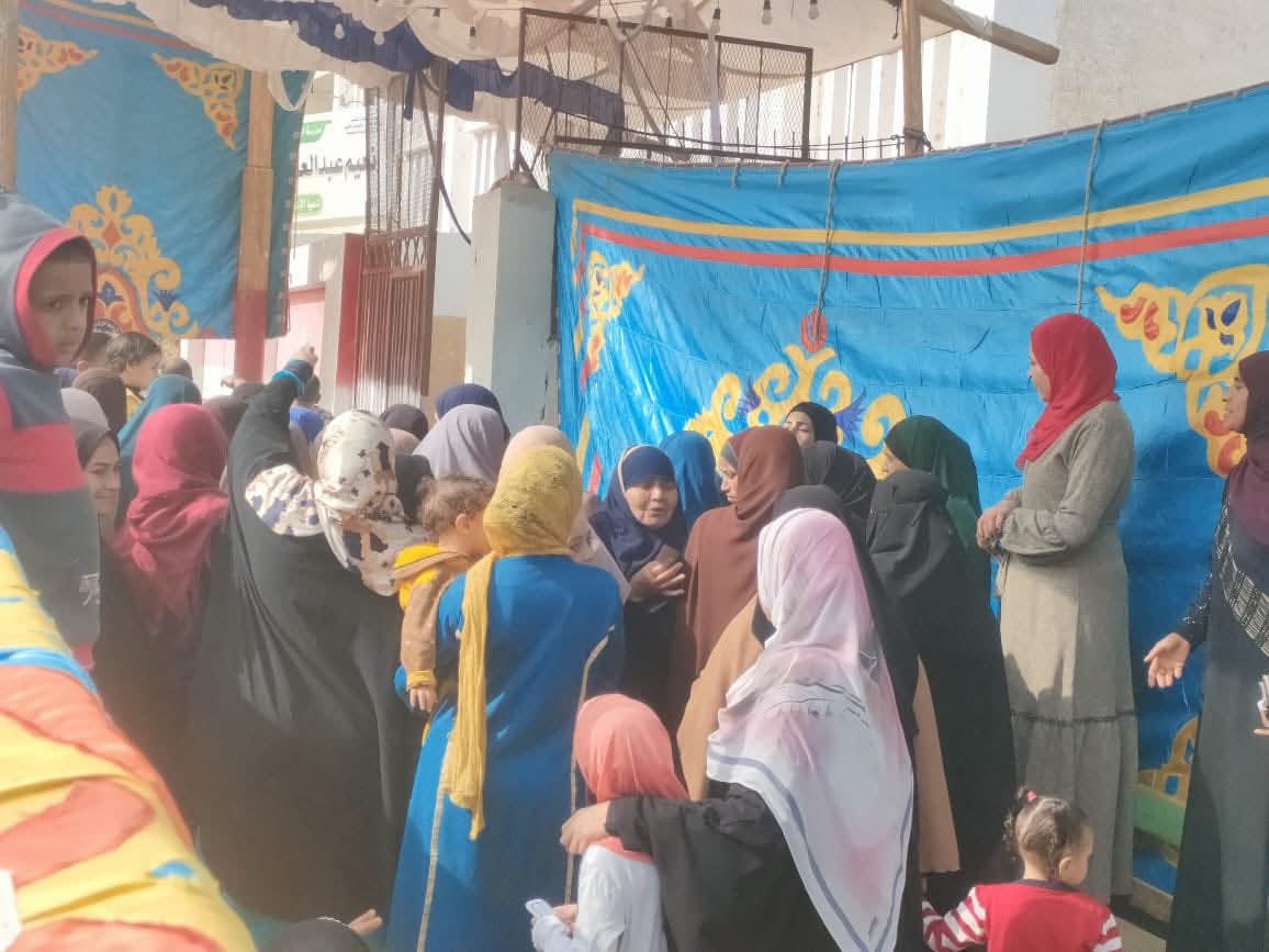 طوابير من السيدات على لجنة مدرسة دسيا بالفيوم في اليوم الثاني من الانتخابات للإدلاء بأصواتهن