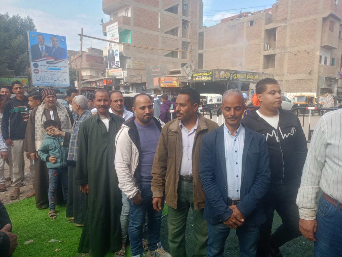 طوابير من السيدات على لجنة مدرسة دسيا بالفيوم في اليوم الثاني من الانتخابات للإدلاء بأصواتهن