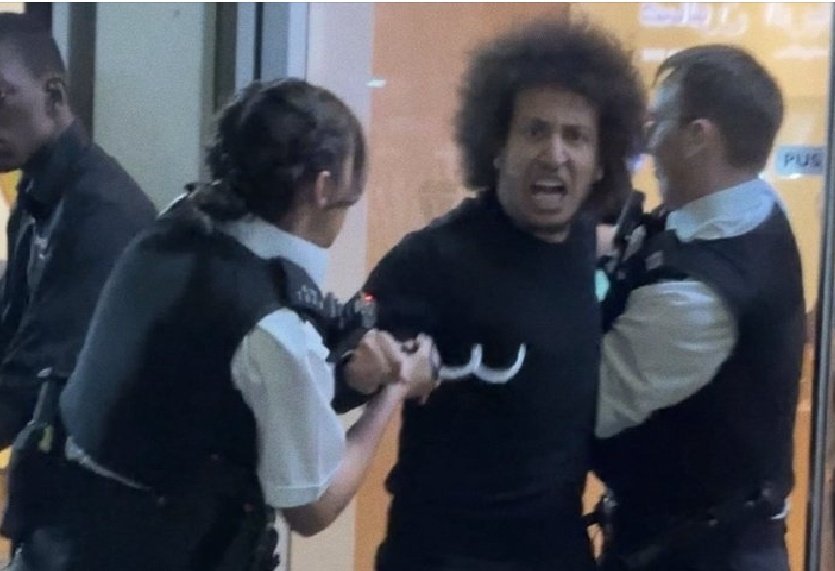 واقعة القبض على احمد عبد القادر ميدو أمام السفارة المصرية بالعاصمة البريطانية لندن