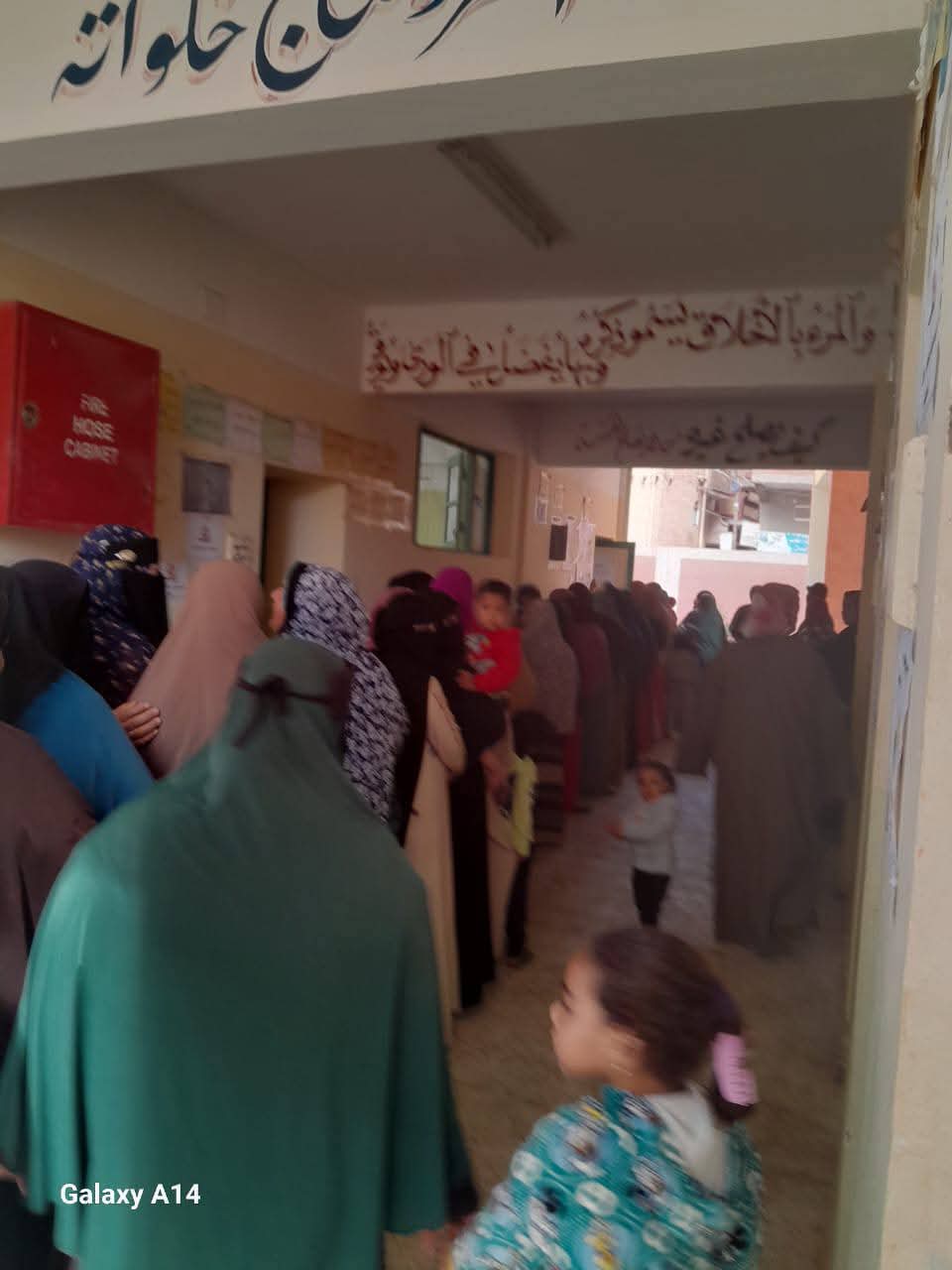 طوابير من السيدات على لجنة مدرسة السنباط بالفيوم في اليوم الثاني من الانتخابات للإدلاء بأصواتهن