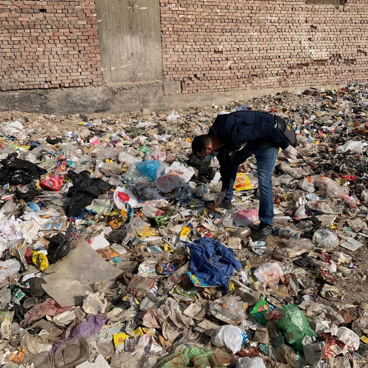 تحرك عاجل من صحة الفيوم بعد رصد نفايات خطرة داخل أكياس قمامة بمنطقة المسلة