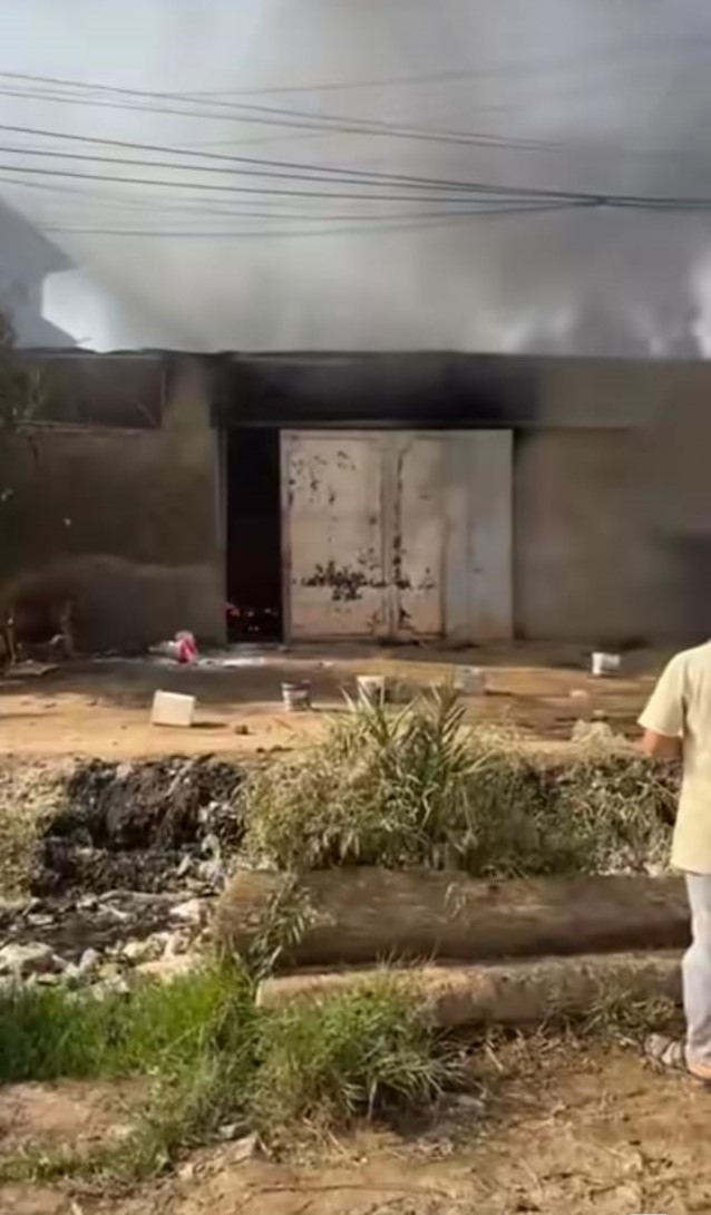 الدخان يتصاعد