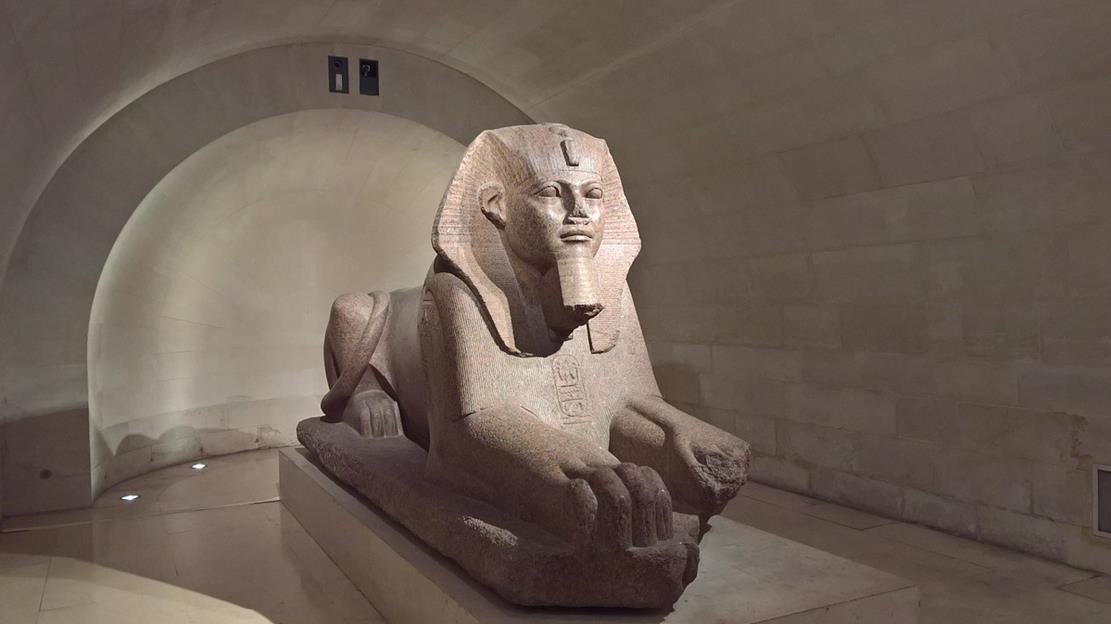 <strong>غرق قسم الآثار المصرية بمتحف اللوفر</strong>