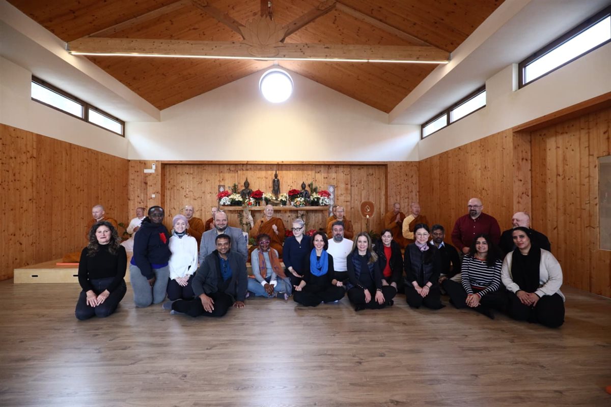 مشاركو KAICIID يلتقون برهبان دير Sumedharama