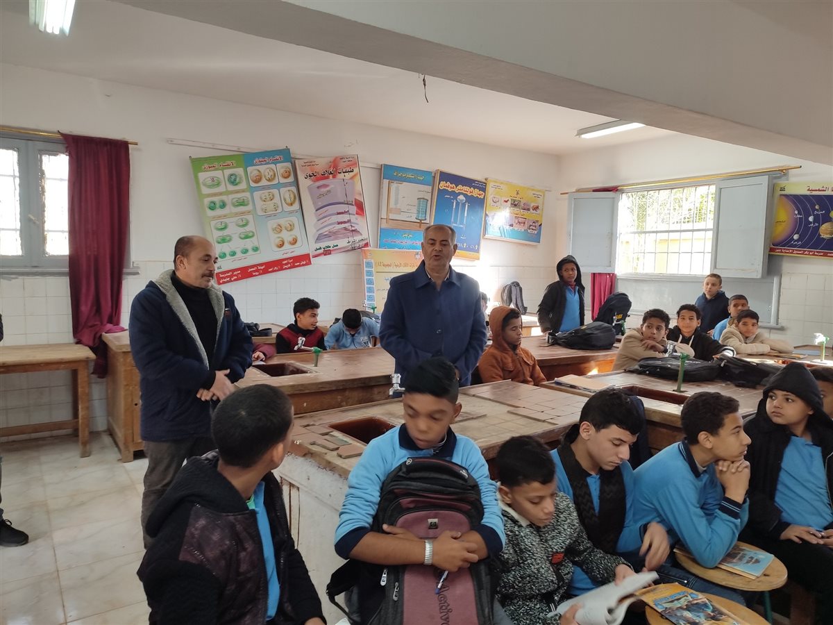 مديرإدارة أبشواي التعليمية ووكيلها يقيِمان الأداء المدرسي في مدارس أبوجنشو وأبوشنب البحرية
