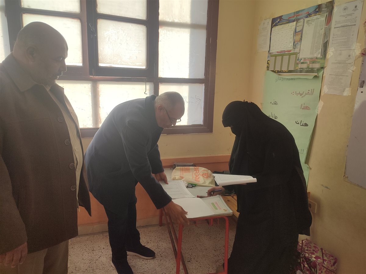 مديرإدارة أبشواي التعليمية ووكيلها يقيِمان الأداء المدرسي في مدارس أبوجنشو وأبوشنب البحرية