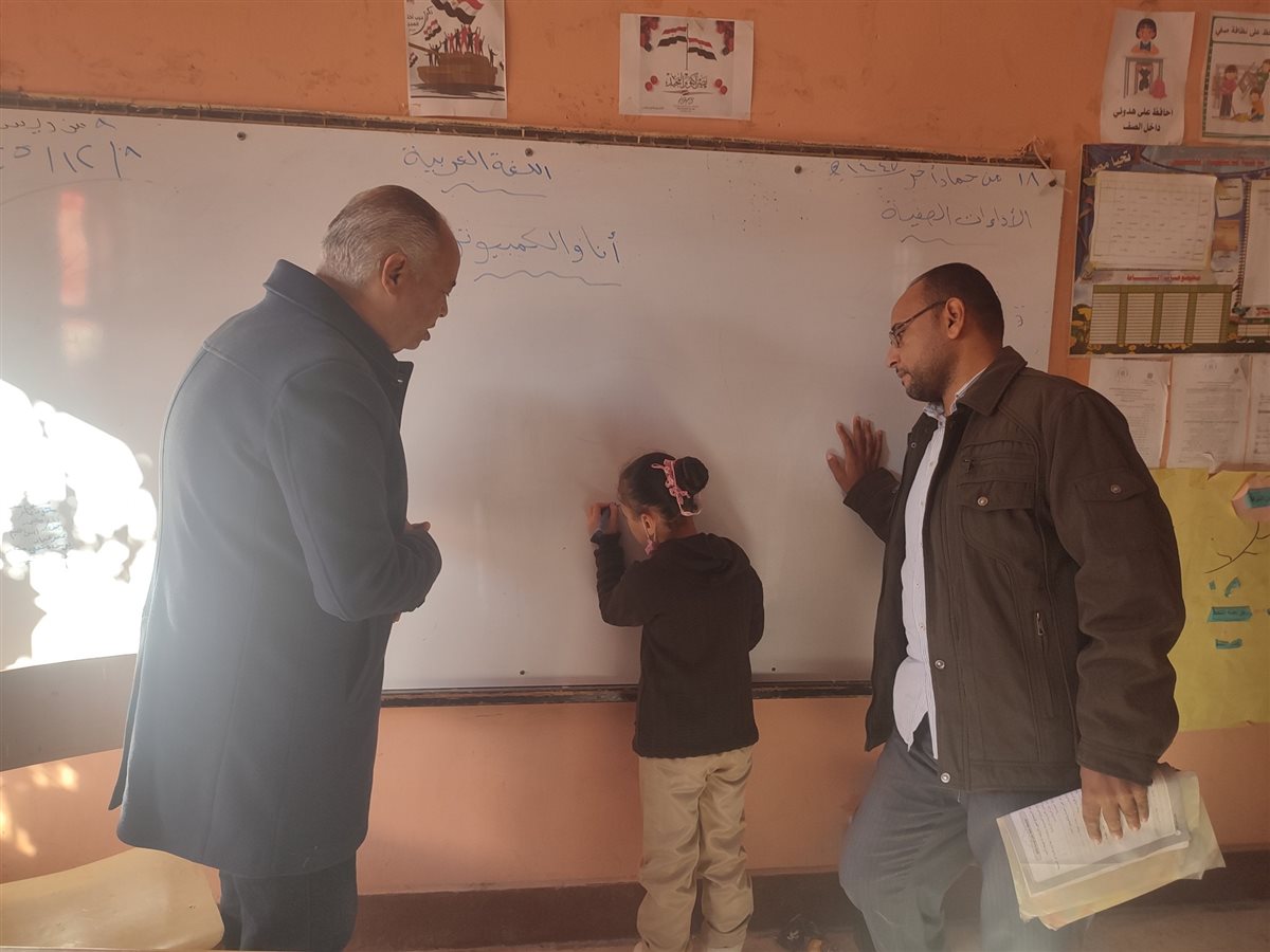 مديرإدارة أبشواي التعليمية ووكيلها يقيِمان الأداء المدرسي في مدارس أبوجنشو وأبوشنب البحرية