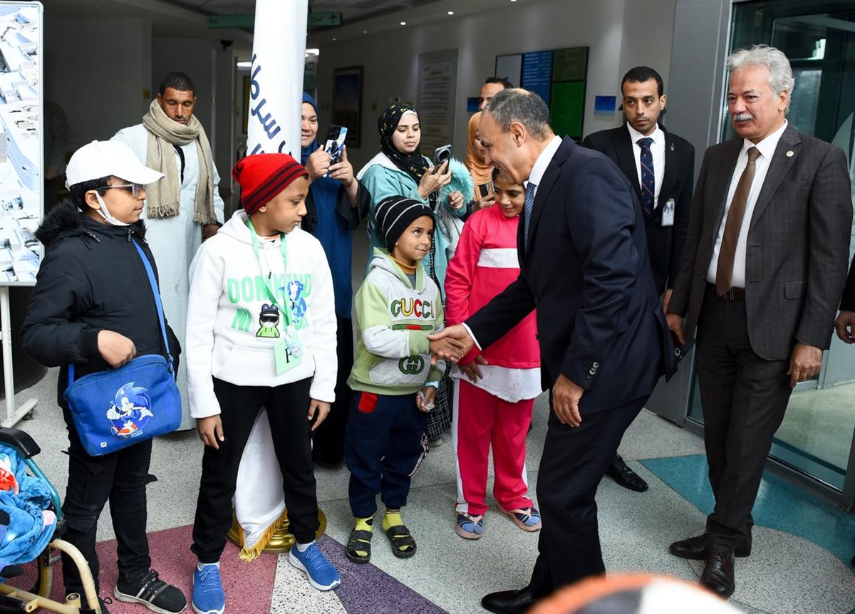 <strong>وزير الخارجية يزور مستشفى ٥٧٣٥٧</strong>