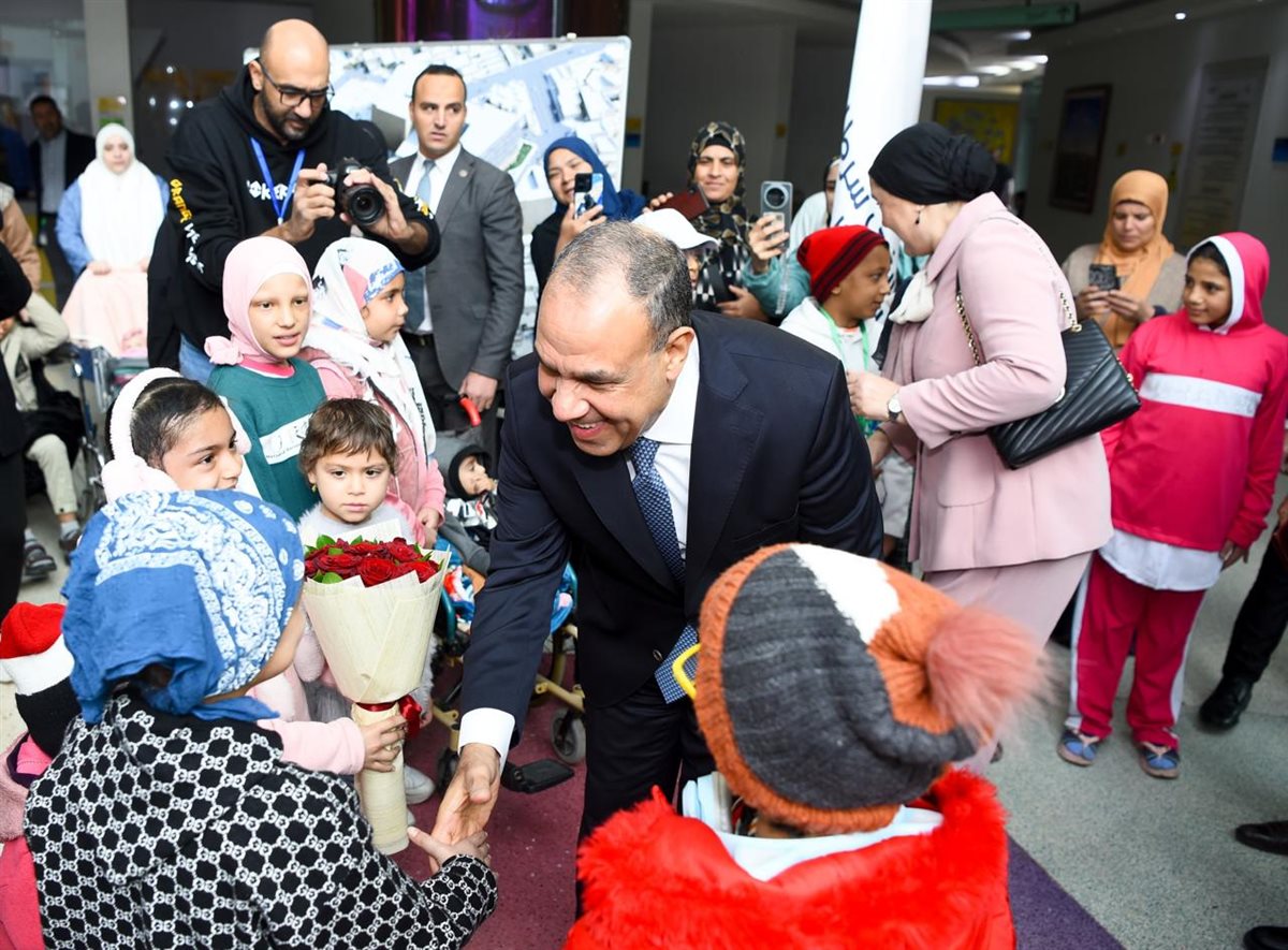 <strong>وزير الخارجية يزور مستشفى ٥٧٣٥٧</strong>