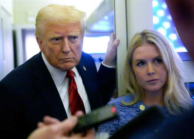 <strong>كارولين ليفيت والرئيس الأمريكي</strong>