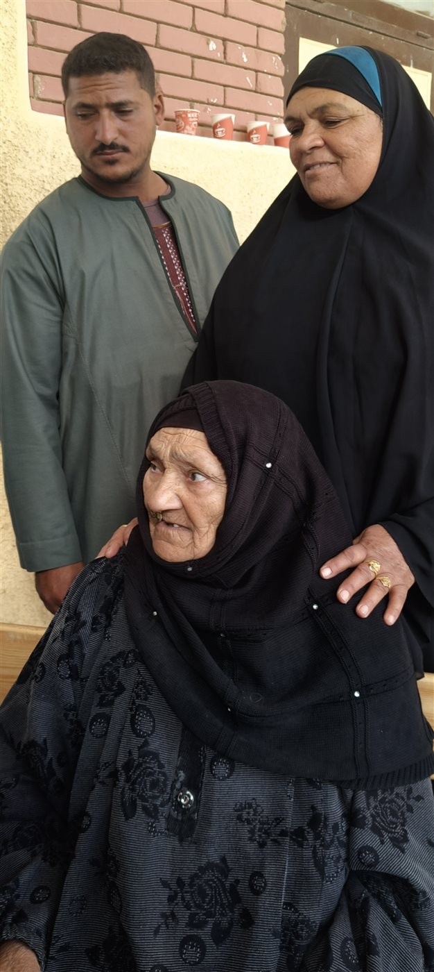 مسنة عمرها 85 عامًا على كرسي متحرك تتحدى المطر للإدلاء بصوتها في لجنة مدرسة اللواء أحمد عبد التواب بطامية