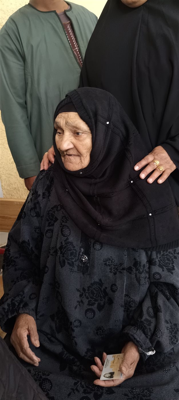 مسنة عمرها 85 عامًا على كرسي متحرك تتحدى المطر للإدلاء بصوتها في لجنة مدرسة اللواء أحمد عبد التواب بطامية