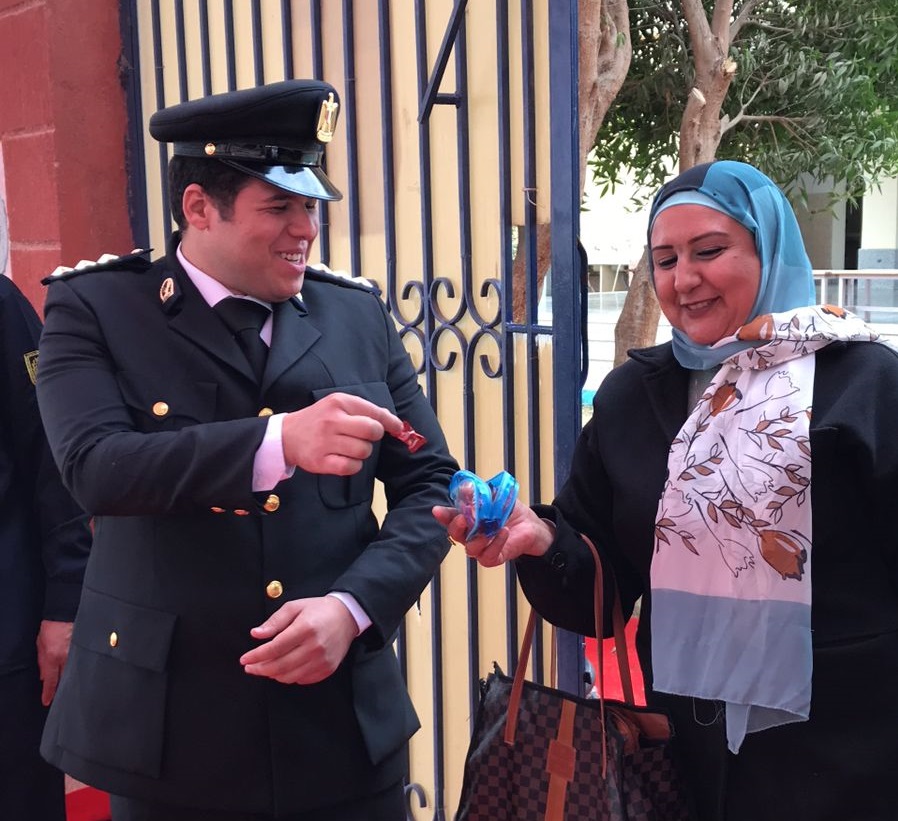 ناخبة توزع 