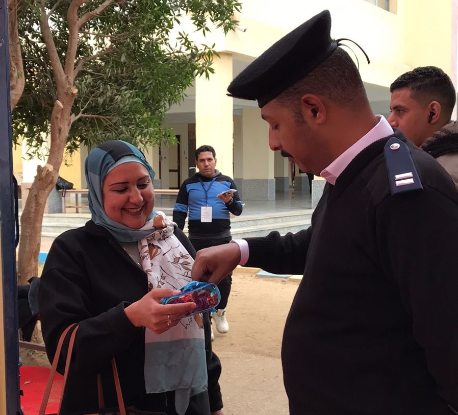 ناخبة توزع 