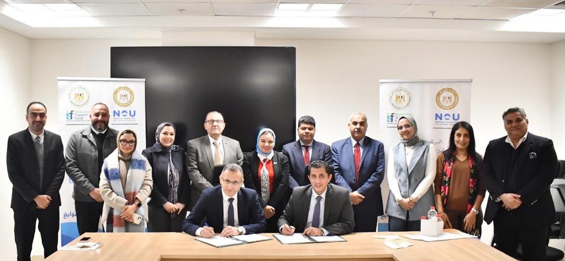 جانب من التوقيع