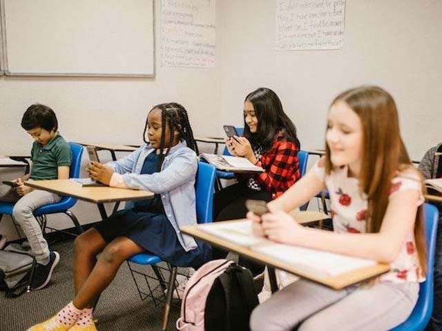 <strong>وزارة التعليم الإسرائيلية تحظر استخدام الهواتف الذكية في المدارس الابتدائية</strong>