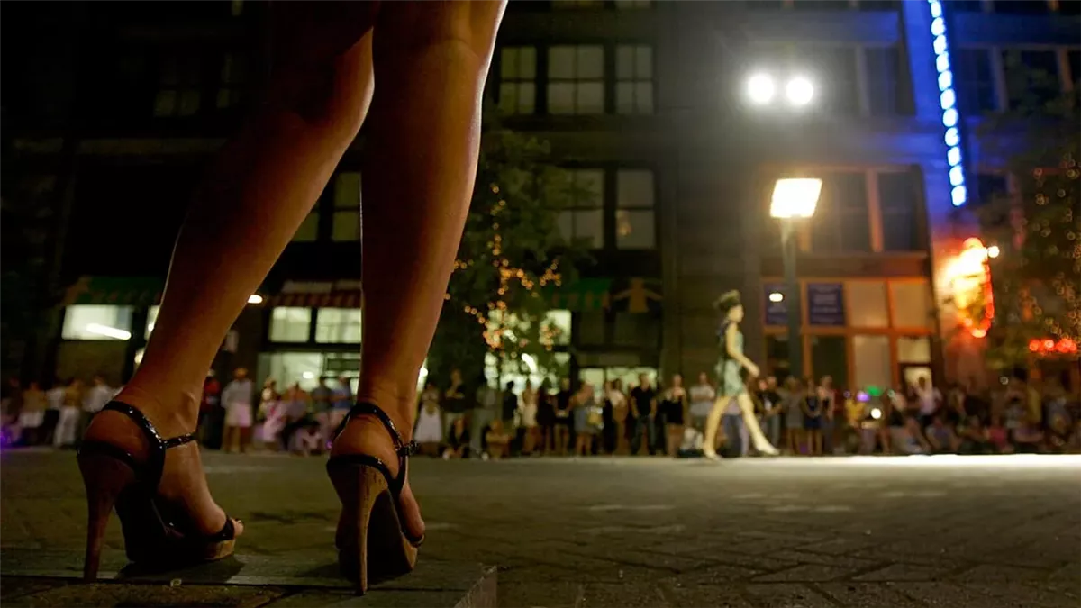 <strong>إعادة فتح بيوت الدعارة</strong>