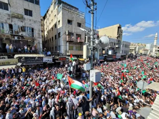 <strong>مظاهرات حاشدة لدعم الشعب الفلسطيني في غزة</strong>