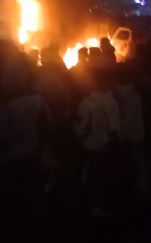 لحظة إشتعال النار بالسيارة