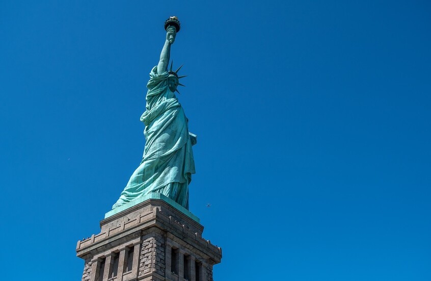 <strong>انهيار نسخة تمثال الحرية في غوايبا بالبرازيل</strong>