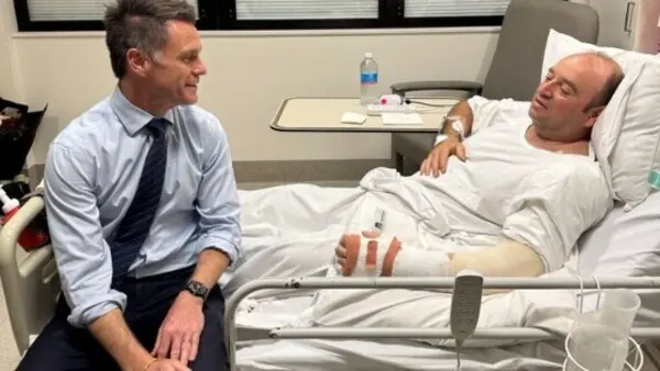 <strong>رئيس وزراء ولاية نيو ساوث ويلز يزور أحمد الأحمد</strong>