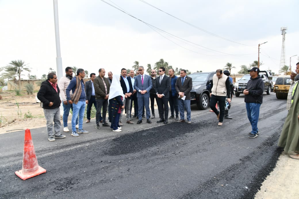 بتكلفة ١٧،٥ مليون جنيه.. محافظ الفيوم يتفقد أعمال رصف طريق جبل سعد الشواشنة
