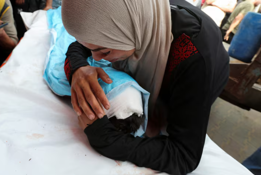 <strong>امرأة فلسطينية تحتضن جثمان رضيعها</strong>