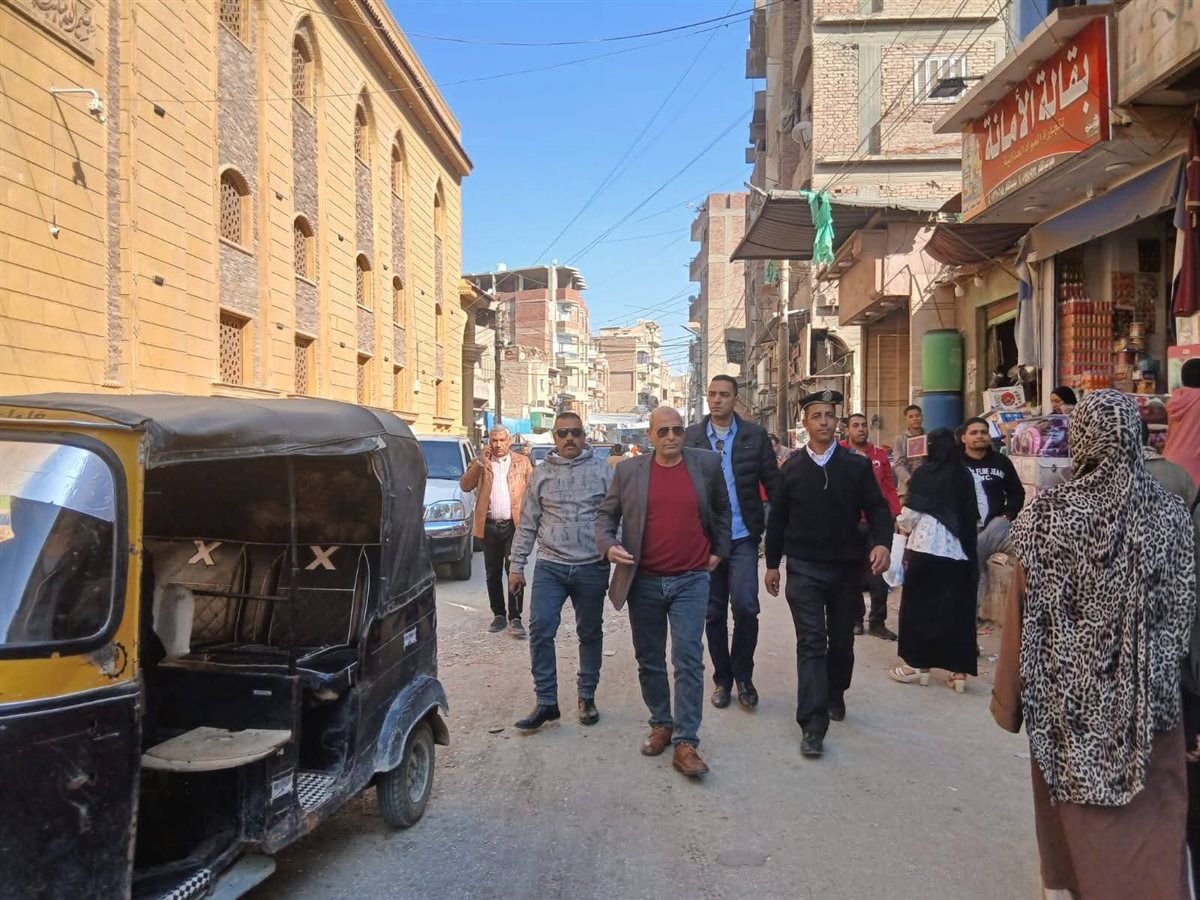 رئيس مركز ومدينة طامية يقود حملة مكبرة لرفع الإشغالات بالميادين والشوارع الرئيسية