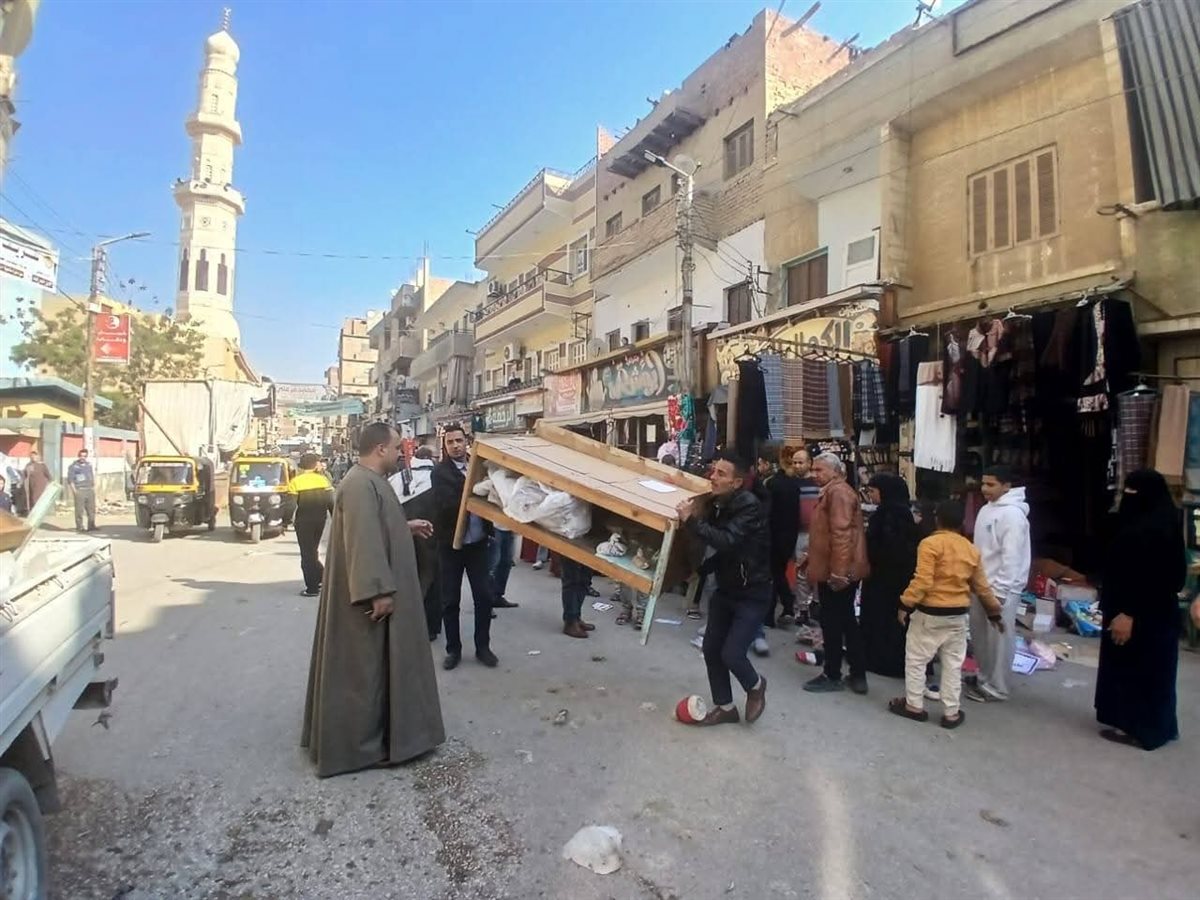 رئيس مركز ومدينة طامية يقود حملة مكبرة لرفع الإشغالات بالميادين والشوارع الرئيسية