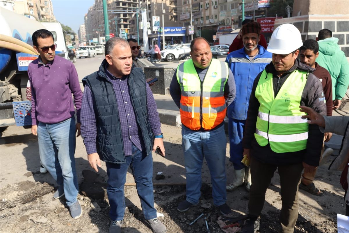 رئيس مياه الفيوم يتفقد أعمال إصلاح خط مياه الشرب بميدان المسلة