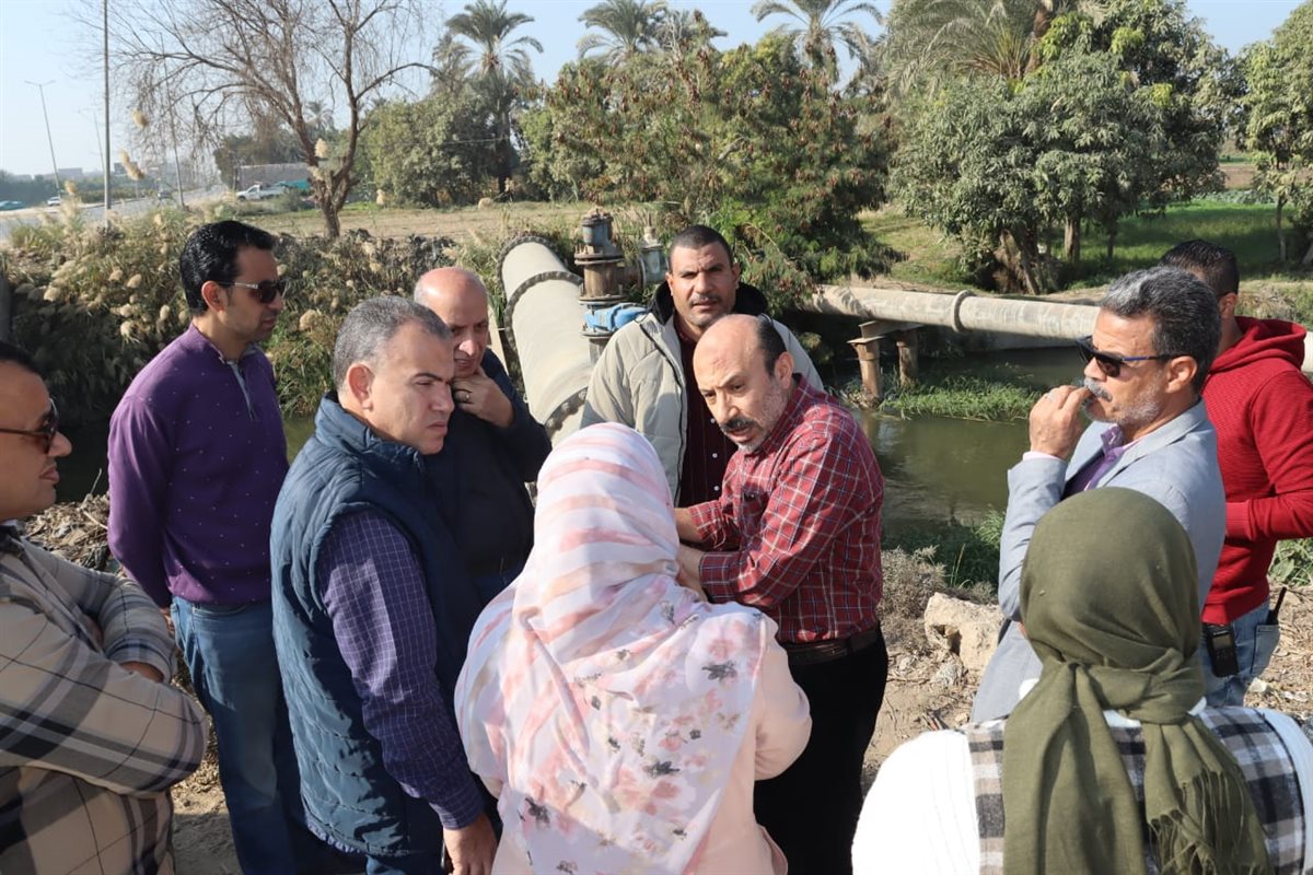 رئيس مياه الفيوم يتابع ميدانياً المسار المقترح لمد خط مياه شرب ناقل لزيادة التغذية و تحسين الضغوط بمدينة سنورس