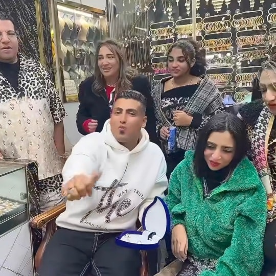 <strong>خطوبة كروان مشاكل&nbsp;وحفيدة شعبان عبد الرحيم</strong>
