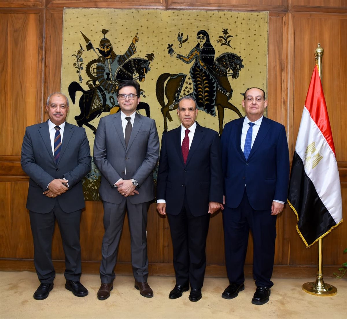 <strong>وزير الخارجية يتسلم وثائق ومستندات وخرائط تاريخية بعد ترميمها</strong>