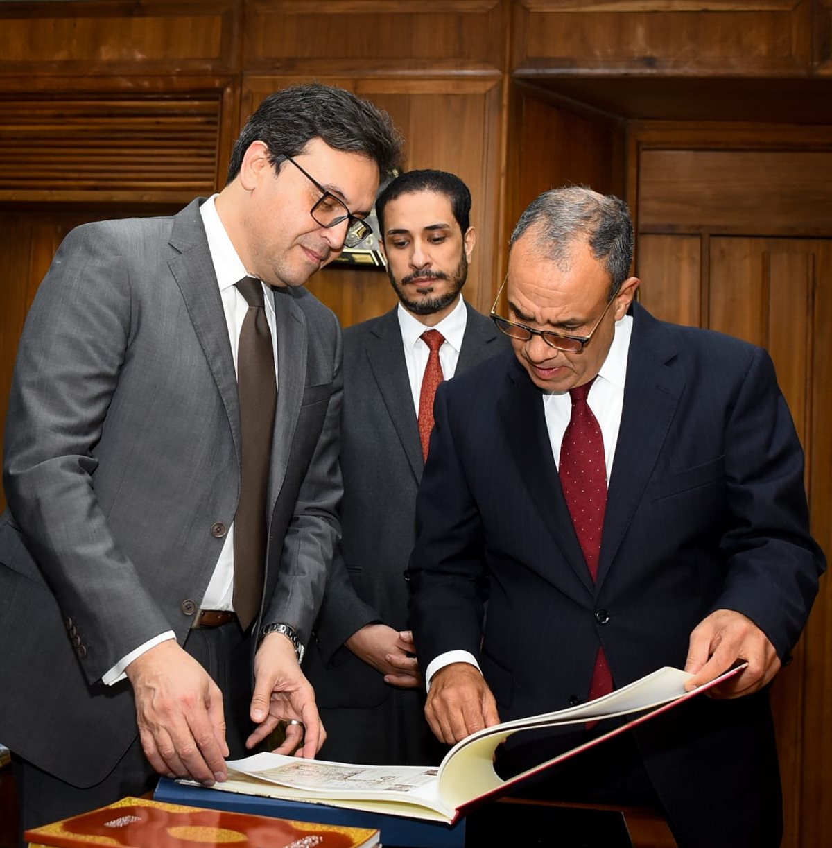 <strong>وزير الخارجية يتسلم وثائق ومستندات وخرائط تاريخية بعد ترميمها</strong>