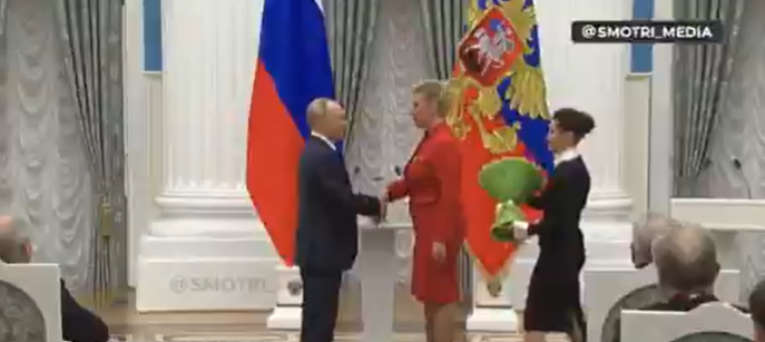 <strong>بوتين وماريا زاخاروفا</strong>