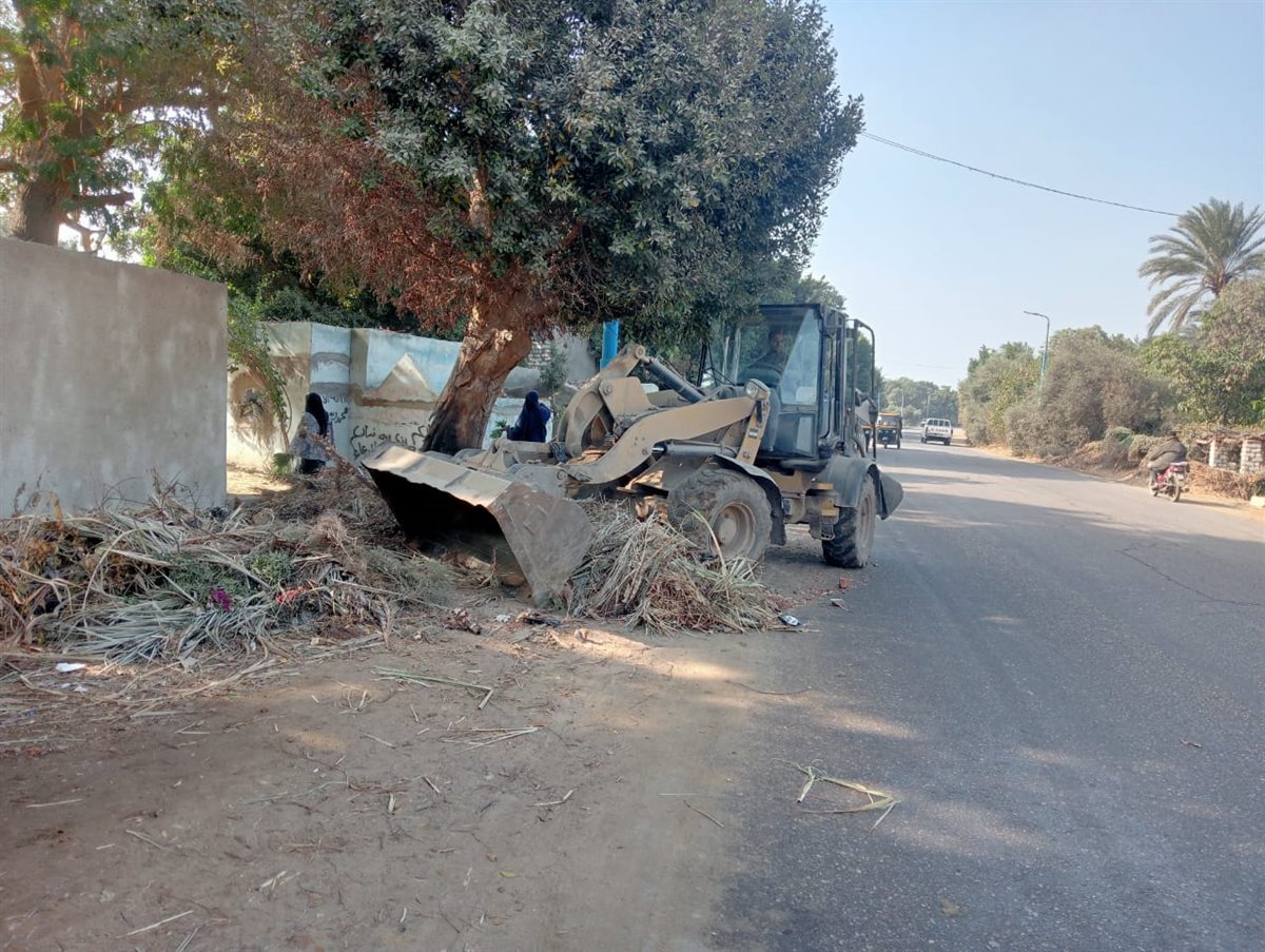 حملة مكبرة لتكثيف أعمال النظافة بطريق ابشواي الفيوم السياحي بقرية سنرو<br>&nbsp;