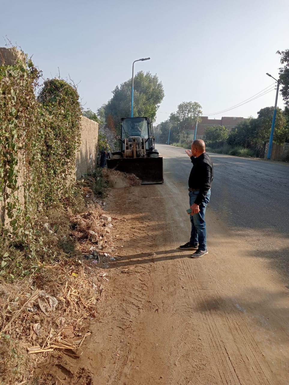 حملة مكبرة لتكثيف أعمال النظافة بطريق ابشواي الفيوم السياحي بقرية سنرو<br>&nbsp;